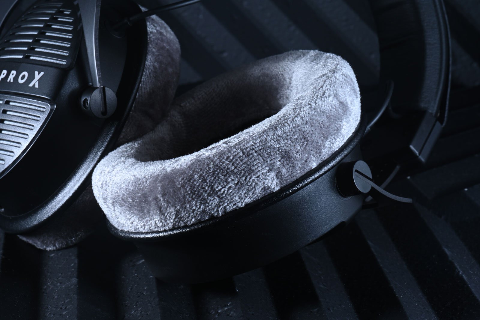 德國音響品牌 Beyerdynamic 旗下的 DT 990 PRO 一直是音樂人和錄音師心目中的經典，最近這款傳奇耳機迎來了新世代接班人——DT 990 PRO X，不僅延續了原來版本那種寬廣、通透的聲音表現，更如品牌其他型號的「PRO X」升級版那樣，透過創新的 STELLAR.45 驅動單元、可拆式線材與人體工學設計，讓耳機能應用於更多不同的工作場合，更符合現時用家的需求。