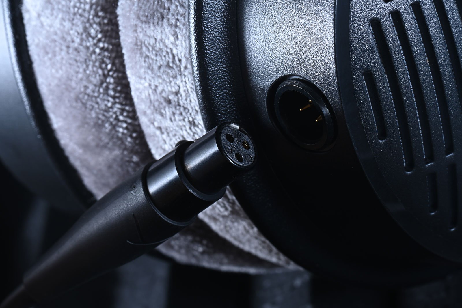 德國音響品牌 Beyerdynamic 旗下的 DT 990 PRO 一直是音樂人和錄音師心目中的經典，最近這款傳奇耳機迎來了新世代接班人——DT 990 PRO X，不僅延續了原來版本那種寬廣、通透的聲音表現，更如品牌其他型號的「PRO X」升級版那樣，透過創新的 STELLAR.45 驅動單元、可拆式線材與人體工學設計，讓耳機能應用於更多不同的工作場合，更符合現時用家的需求。