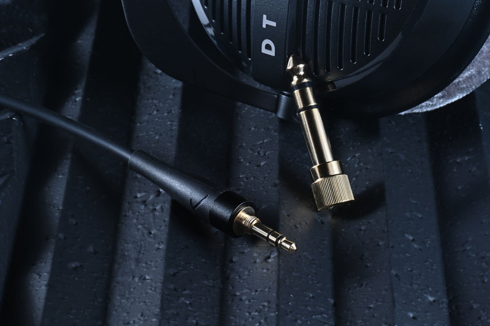 德國音響品牌 Beyerdynamic 旗下的 DT 990 PRO 一直是音樂人和錄音師心目中的經典，最近這款傳奇耳機迎來了新世代接班人——DT 990 PRO X，不僅延續了原來版本那種寬廣、通透的聲音表現，更如品牌其他型號的「PRO X」升級版那樣，透過創新的 STELLAR.45 驅動單元、可拆式線材與人體工學設計，讓耳機能應用於更多不同的工作場合，更符合現時用家的需求。