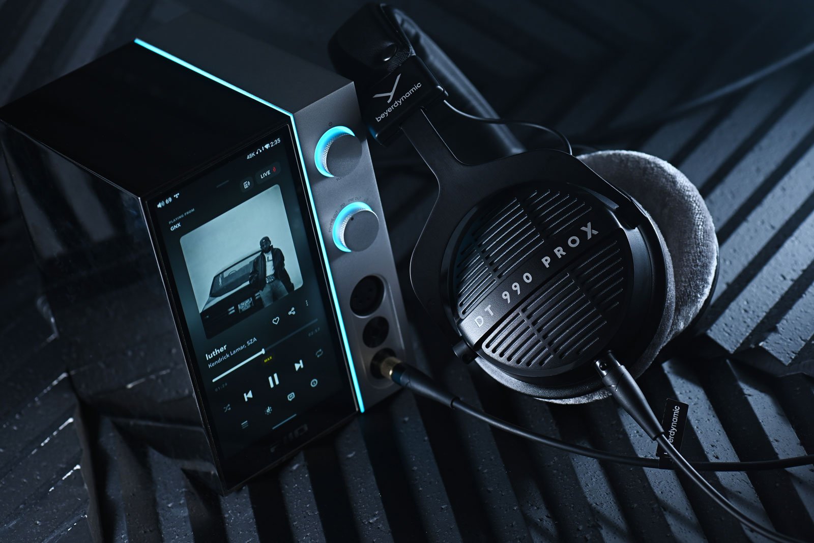 德國音響品牌 Beyerdynamic 旗下的 DT 990 PRO 一直是音樂人和錄音師心目中的經典，最近這款傳奇耳機迎來了新世代接班人——DT 990 PRO X，不僅延續了原來版本那種寬廣、通透的聲音表現，更如品牌其他型號的「PRO X」升級版那樣，透過創新的 STELLAR.45 驅動單元、可拆式線材與人體工學設計，讓耳機能應用於更多不同的工作場合，更符合現時用家的需求。