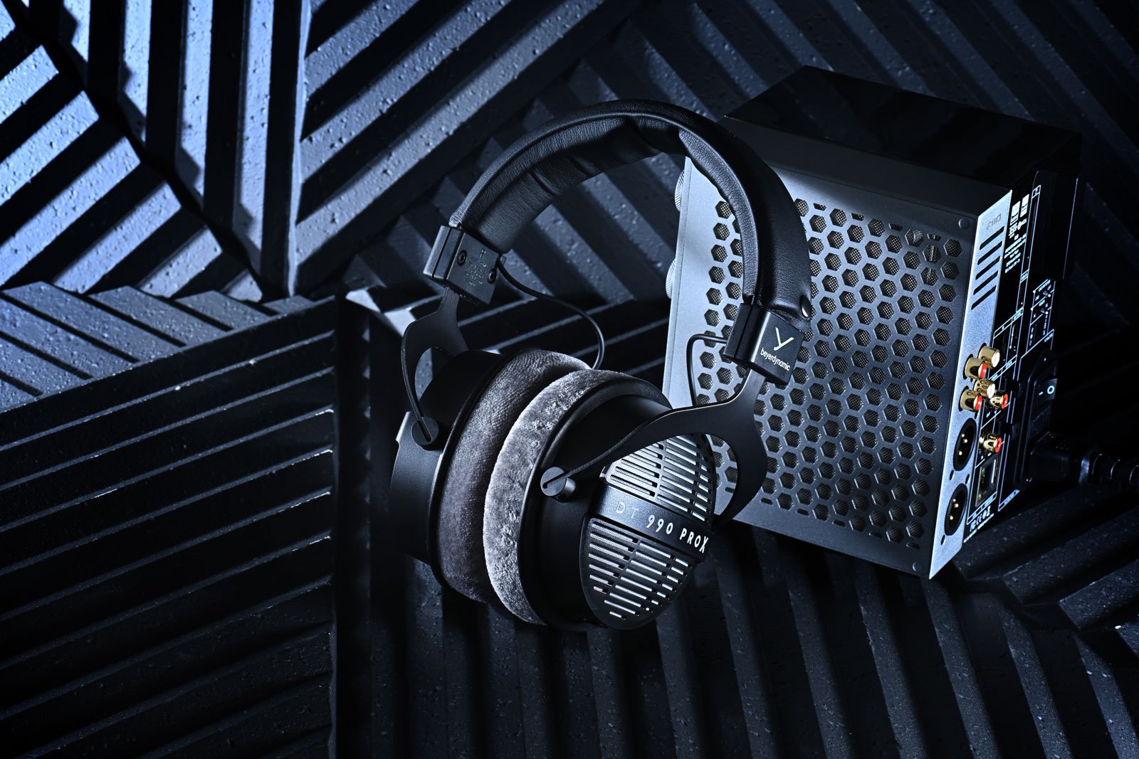德國音響品牌 Beyerdynamic 旗下的 DT 990 PRO 一直是音樂人和錄音師心目中的經典，最近這款傳奇耳機迎來了新世代接班人——DT 990 PRO X，不僅延續了原來版本那種寬廣、通透的聲音表現，更如品牌其他型號的「PRO X」升級版那樣，透過創新的 STELLAR.45 驅動單元、可拆式線材與人體工學設計，讓耳機能應用於更多不同的工作場合，更符合現時用家的需求。