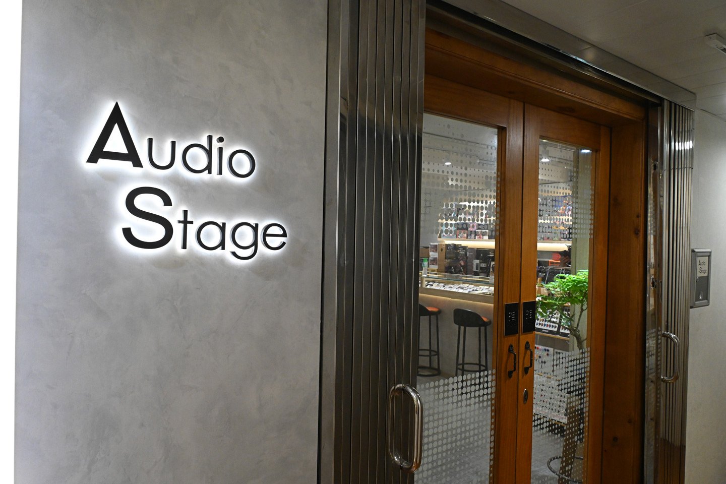 自創立以來，Audio Stage 已經陪伴音響迷走過兩年多的時光。在這段不長不短的歲月裡，它以一種獨特的姿態，開闢出一條與眾不同的耳機店路線。然而 Audio Stage 卻沒有選擇隨波逐流，而是選擇在傳統音響大廈內扎根，營造出一個與外界喧囂截然不同的空間。這裡避開了旺角的喧囂，提供舒適休閒的氛圍，店內設計以休閒風格為主，柔和的燈光和舒適的座椅，卸下城市的壓力，專注於音樂本身。這種環境仿如一個隱藏在鬧市中的避風港，讓人可以靜靜地聆聽音樂，體驗純粹的聽覺享受。