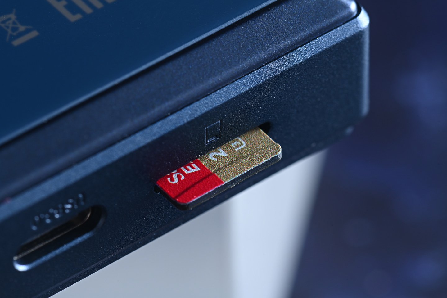 許多初燒玩家對於入門 DAP 的需求逐漸減少，這主要是因為便攜式 USB-C 解碼耳擴（俗稱「老鼠尾」）的便利性和音質表現已經能夠滿足大部分人的需求了。因此，入門 DAP 必須在規格和功能上大幅提升，以增加其競爭力。Fiio M21 的問世，為市場注入新景氣，這款二千多元的播放器，在音質、功能和設計上都展現出色的表現，成為理想的入門選擇。