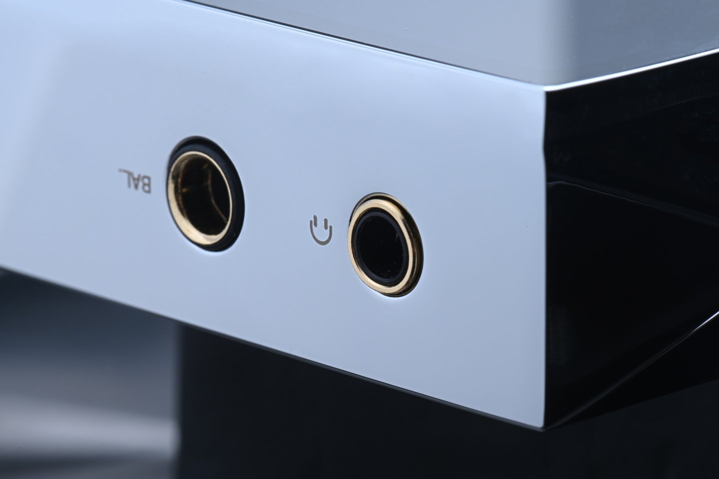 三年前，Astell&Kern A&ultima SP3000 一經問世，便被譽為 DAP 界的巔峰之作，無論音質、設計還是操作均帶來極致的體驗。而今，SP4000 不僅承襲了前代的優秀基因，更在多個層面實現了突破性飛躍。它首度採用真正的四核 DAC 架構，搭載完整 Android 系統，支援 Google Play 商店，讓用戶自由下載各類應用。究竟 SP4000 能否超越 SP3000，成為新一代的音樂王者？
