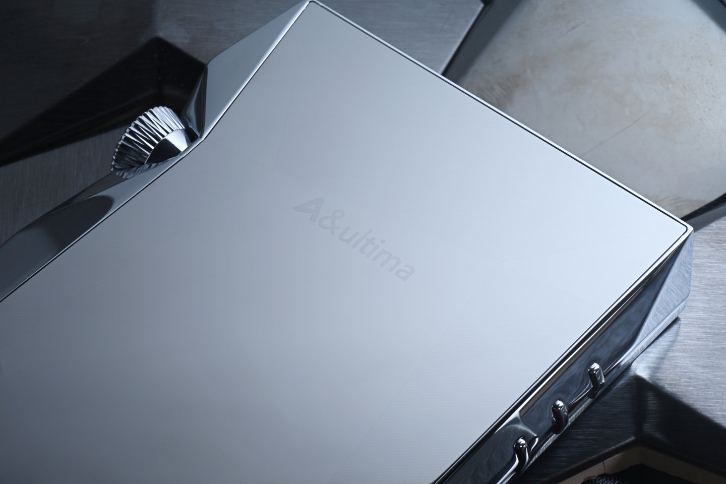 三年前，Astell&Kern A&ultima SP3000 一經問世，便被譽為 DAP 界的巔峰之作，無論音質、設計還是操作均帶來極致的體驗。而今，SP4000 不僅承襲了前代的優秀基因，更在多個層面實現了突破性飛躍。它首度採用真正的四核 DAC 架構，搭載完整 Android 系統，支援 Google Play 商店，讓用戶自由下載各類應用。究竟 SP4000 能否超越 SP3000，成為新一代的音樂王者？