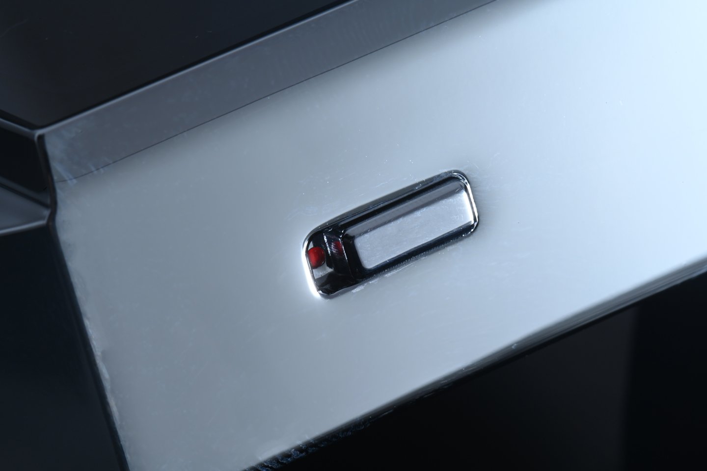三年前，Astell&Kern A&ultima SP3000 一經問世，便被譽為 DAP 界的巔峰之作，無論音質、設計還是操作均帶來極致的體驗。而今，SP4000 不僅承襲了前代的優秀基因，更在多個層面實現了突破性飛躍。它首度採用真正的四核 DAC 架構，搭載完整 Android 系統，支援 Google Play 商店，讓用戶自由下載各類應用。究竟 SP4000 能否超越 SP3000，成為新一代的音樂王者？