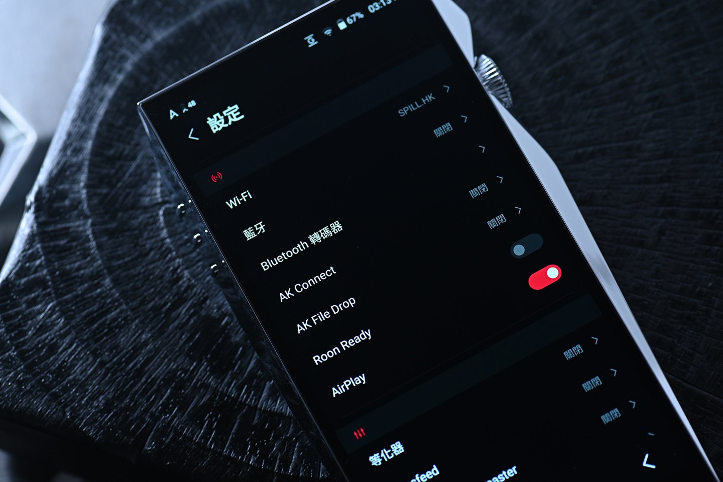 三年前，Astell&Kern A&ultima SP3000 一經問世，便被譽為 DAP 界的巔峰之作，無論音質、設計還是操作均帶來極致的體驗。而今，SP4000 不僅承襲了前代的優秀基因，更在多個層面實現了突破性飛躍。它首度採用真正的四核 DAC 架構，搭載完整 Android 系統，支援 Google Play 商店，讓用戶自由下載各類應用。究竟 SP4000 能否超越 SP3000，成為新一代的音樂王者？