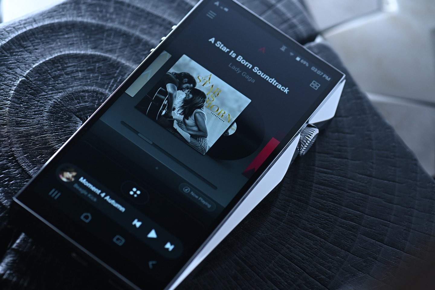 三年前，Astell&Kern A&ultima SP3000 一經問世，便被譽為 DAP 界的巔峰之作，無論音質、設計還是操作均帶來極致的體驗。而今，SP4000 不僅承襲了前代的優秀基因，更在多個層面實現了突破性飛躍。它首度採用真正的四核 DAC 架構，搭載完整 Android 系統，支援 Google Play 商店，讓用戶自由下載各類應用。究竟 SP4000 能否超越 SP3000，成為新一代的音樂王者？