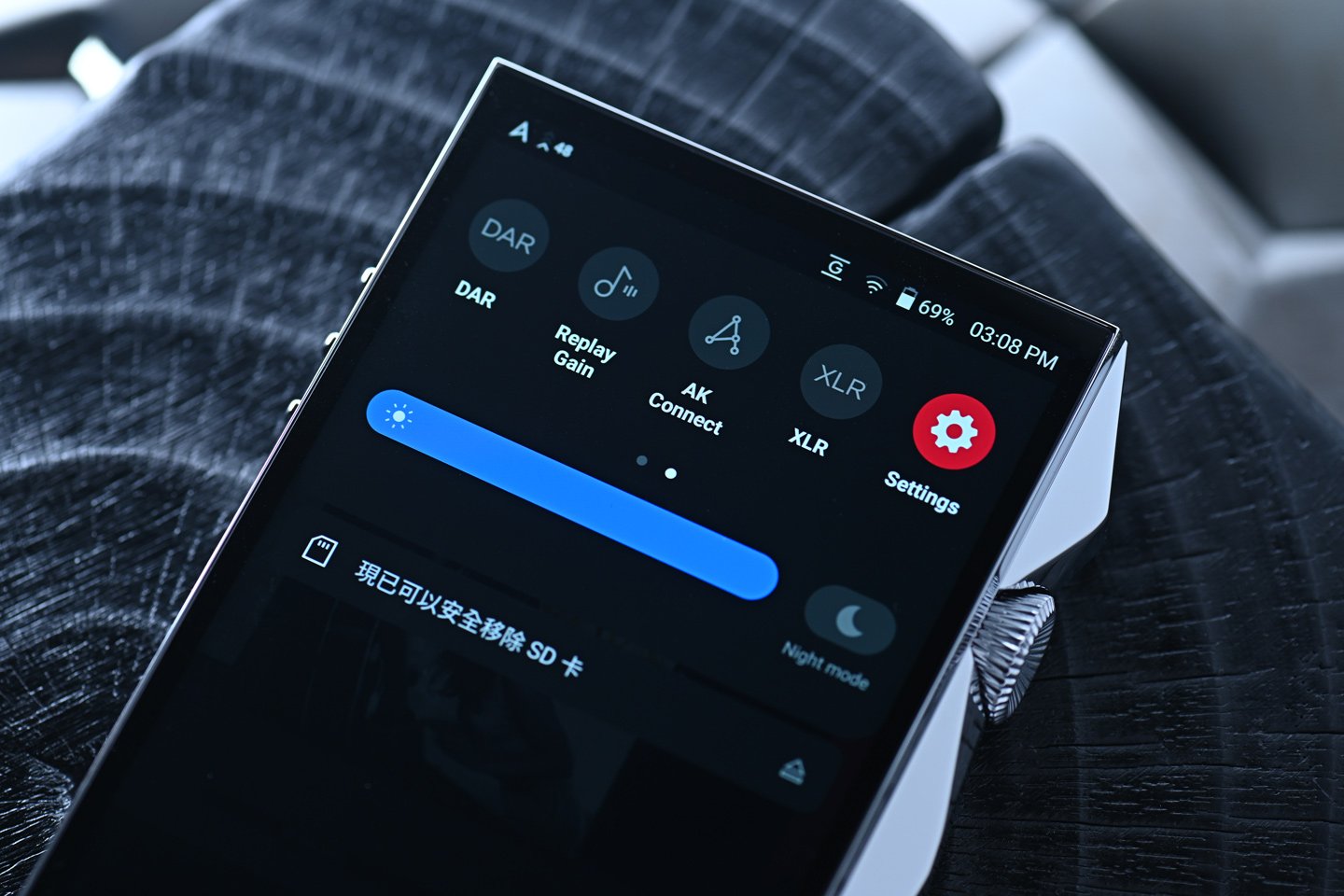 三年前，Astell&Kern A&ultima SP3000 一經問世，便被譽為 DAP 界的巔峰之作，無論音質、設計還是操作均帶來極致的體驗。而今，SP4000 不僅承襲了前代的優秀基因，更在多個層面實現了突破性飛躍。它首度採用真正的四核 DAC 架構，搭載完整 Android 系統，支援 Google Play 商店，讓用戶自由下載各類應用。究竟 SP4000 能否超越 SP3000，成為新一代的音樂王者？