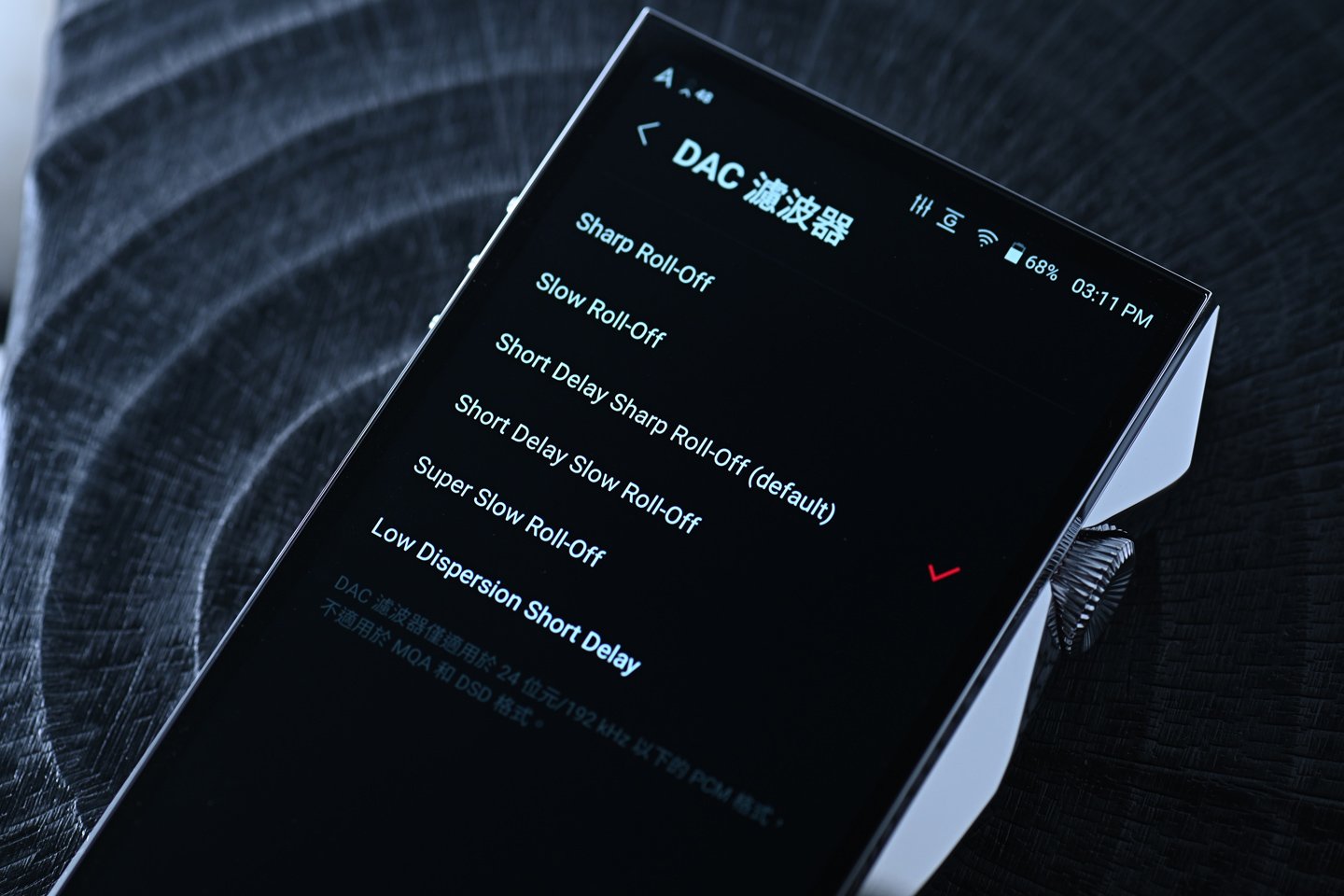 三年前，Astell&Kern A&ultima SP3000 一經問世，便被譽為 DAP 界的巔峰之作，無論音質、設計還是操作均帶來極致的體驗。而今，SP4000 不僅承襲了前代的優秀基因，更在多個層面實現了突破性飛躍。它首度採用真正的四核 DAC 架構，搭載完整 Android 系統，支援 Google Play 商店，讓用戶自由下載各類應用。究竟 SP4000 能否超越 SP3000，成為新一代的音樂王者？