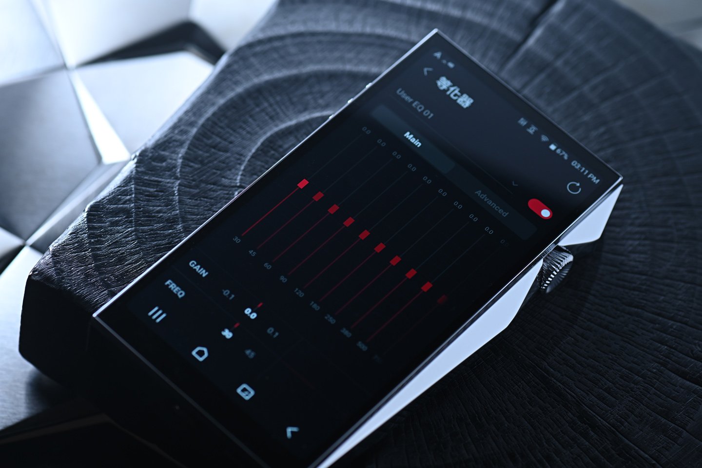 三年前，Astell&Kern A&ultima SP3000 一經問世，便被譽為 DAP 界的巔峰之作，無論音質、設計還是操作均帶來極致的體驗。而今，SP4000 不僅承襲了前代的優秀基因，更在多個層面實現了突破性飛躍。它首度採用真正的四核 DAC 架構，搭載完整 Android 系統，支援 Google Play 商店，讓用戶自由下載各類應用。究竟 SP4000 能否超越 SP3000，成為新一代的音樂王者？