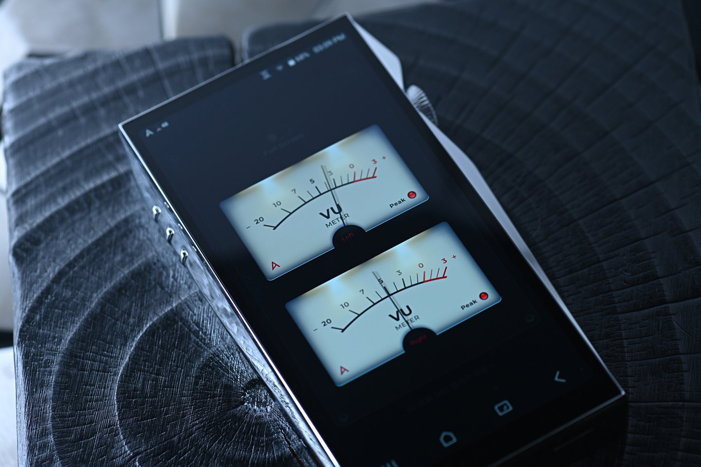 三年前，Astell&Kern A&ultima SP3000 一經問世，便被譽為 DAP 界的巔峰之作，無論音質、設計還是操作均帶來極致的體驗。而今，SP4000 不僅承襲了前代的優秀基因，更在多個層面實現了突破性飛躍。它首度採用真正的四核 DAC 架構，搭載完整 Android 系統，支援 Google Play 商店，讓用戶自由下載各類應用。究竟 SP4000 能否超越 SP3000，成為新一代的音樂王者？