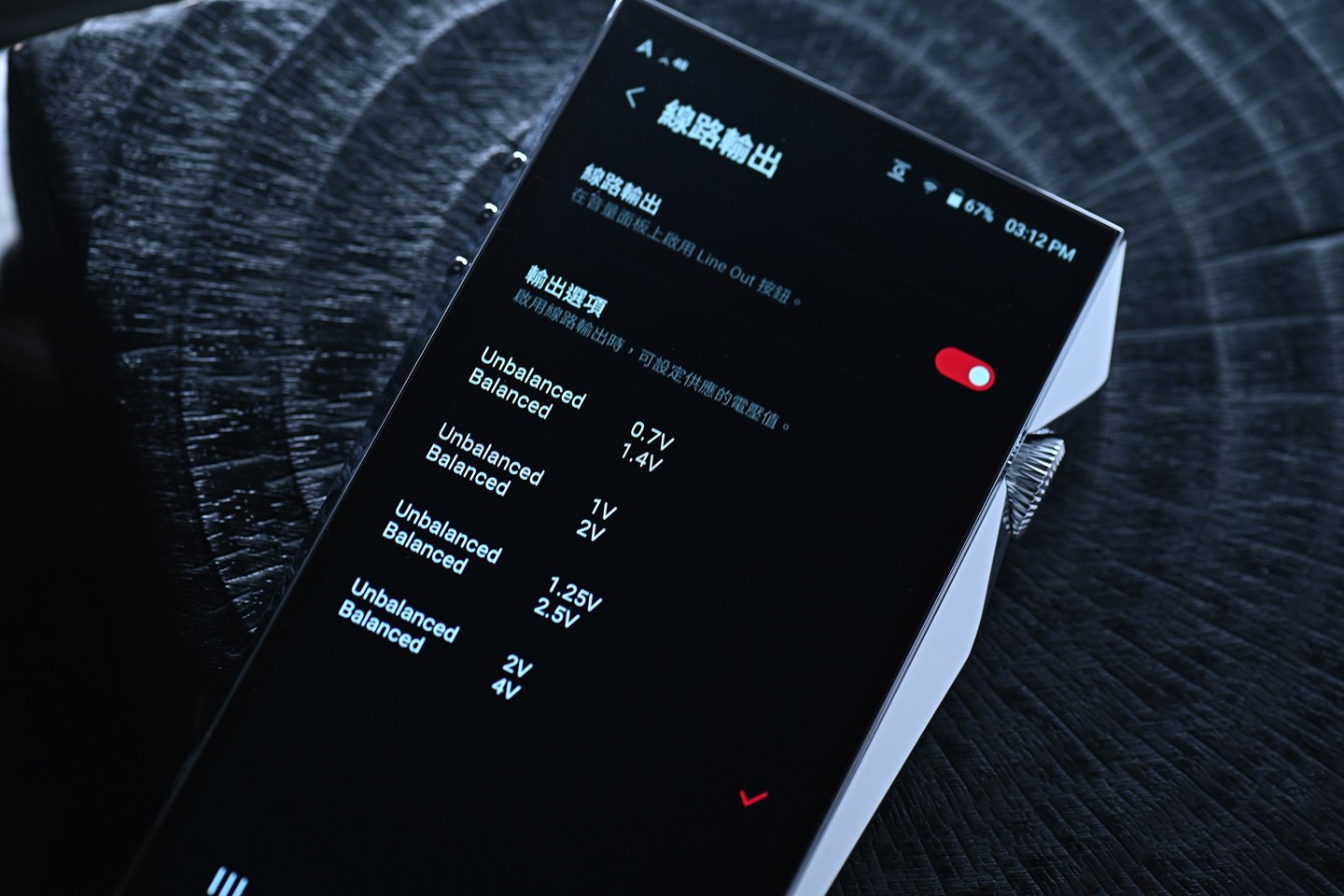 三年前，Astell&Kern A&ultima SP3000 一經問世，便被譽為 DAP 界的巔峰之作，無論音質、設計還是操作均帶來極致的體驗。而今，SP4000 不僅承襲了前代的優秀基因，更在多個層面實現了突破性飛躍。它首度採用真正的四核 DAC 架構，搭載完整 Android 系統，支援 Google Play 商店，讓用戶自由下載各類應用。究竟 SP4000 能否超越 SP3000，成為新一代的音樂王者？