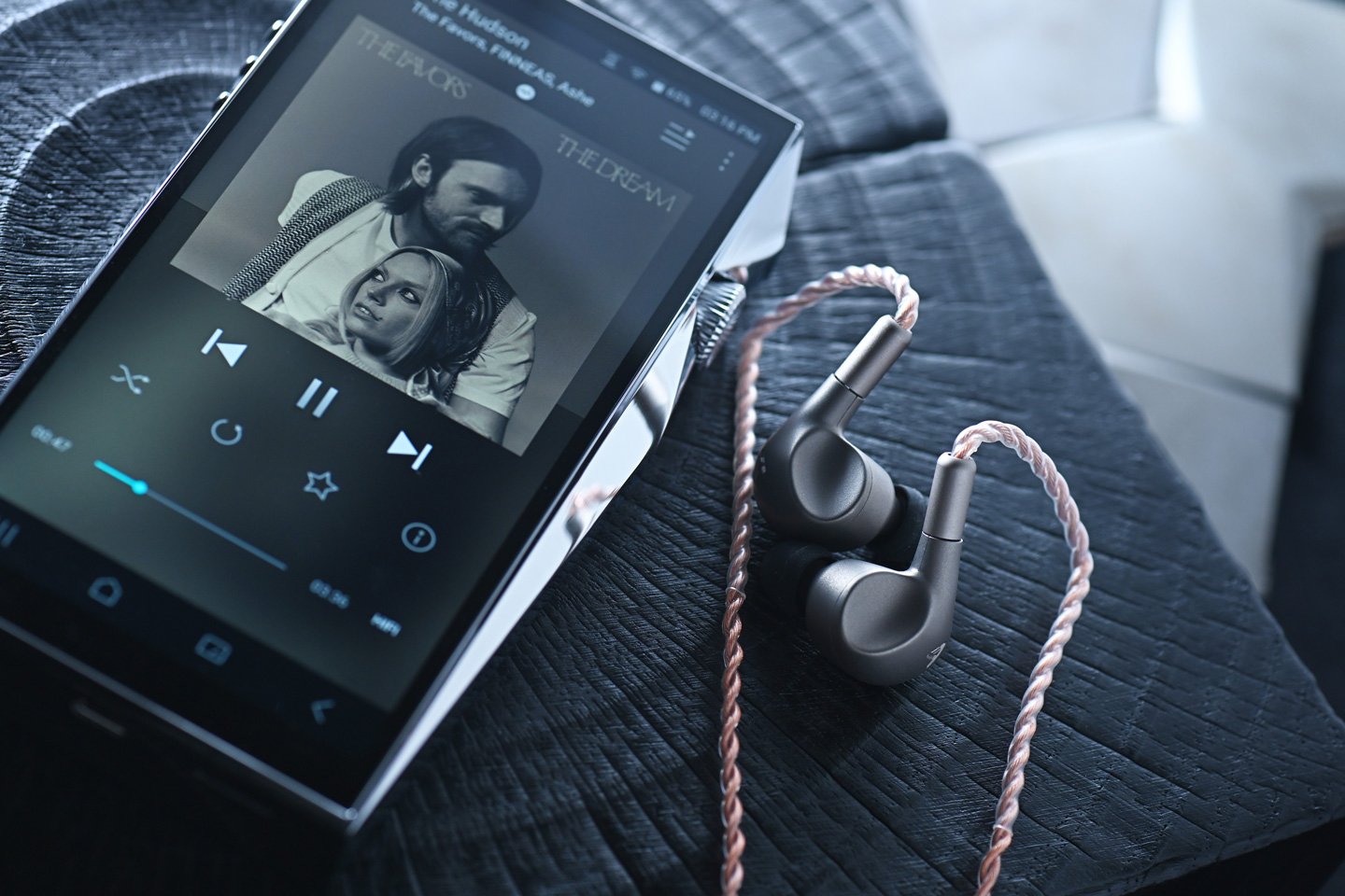三年前，Astell&Kern A&ultima SP3000 一經問世，便被譽為 DAP 界的巔峰之作，無論音質、設計還是操作均帶來極致的體驗。而今，SP4000 不僅承襲了前代的優秀基因，更在多個層面實現了突破性飛躍。它首度採用真正的四核 DAC 架構，搭載完整 Android 系統，支援 Google Play 商店，讓用戶自由下載各類應用。究竟 SP4000 能否超越 SP3000，成為新一代的音樂王者？