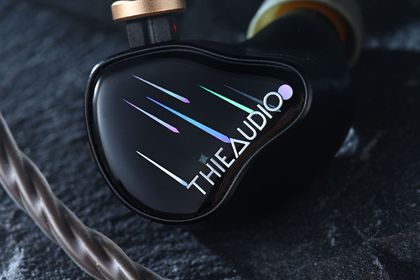 近年冒起極快的耳機品牌 THIEAUDIO，其 Monarch 系列常常成為耳機迷的談論焦點，從初代開始已贏得不少發燒友的歡心。如今 Monarch 系列已來到第四代，不僅延續其高水準聲音表現，更首次引入了「雙調諧模式」設計，讓用家可在錄音室級的中性聲與澎湃低音之間自由切換。Monarch MKIV 可說是一趟跨前了一大步的升級，更是旗艦級耳機中少有兼具技術與趣味的選擇。