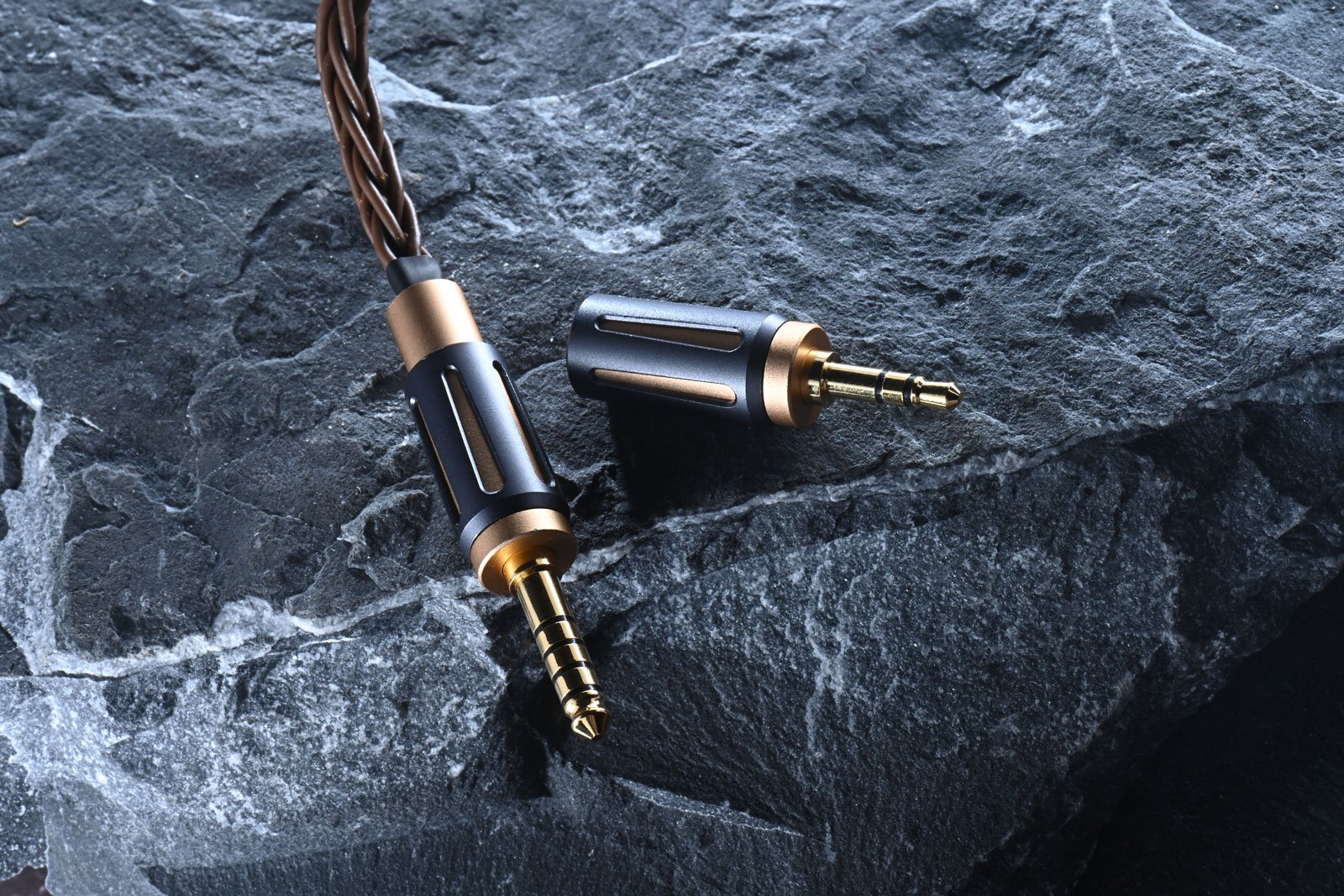 近年冒起極快的耳機品牌 THIEAUDIO，其 Monarch 系列常常成為耳機迷的談論焦點，從初代開始已贏得不少發燒友的歡心。如今 Monarch 系列已來到第四代，不僅延續其高水準聲音表現，更首次引入了「雙調諧模式」設計，讓用家可在錄音室級的中性聲與澎湃低音之間自由切換。Monarch MKIV 可說是一趟跨前了一大步的升級，更是旗艦級耳機中少有兼具技術與趣味的選擇。