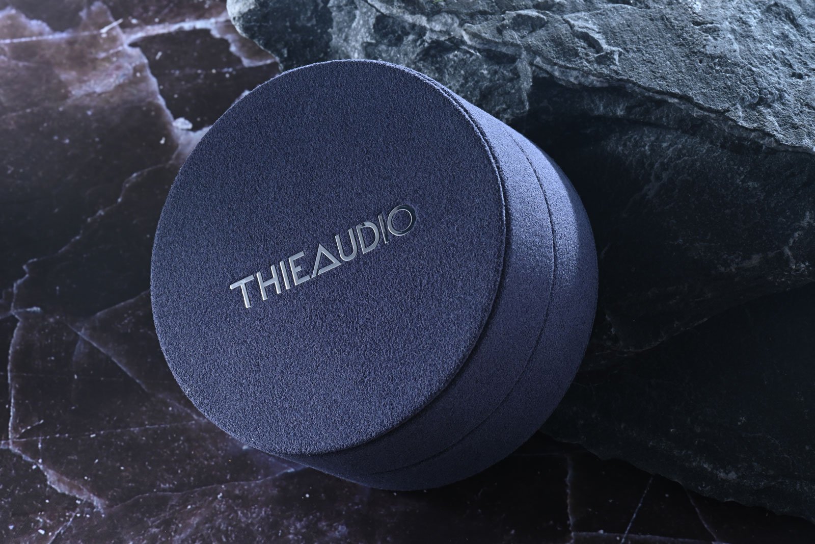 近年冒起極快的耳機品牌 THIEAUDIO，其 Monarch 系列常常成為耳機迷的談論焦點，從初代開始已贏得不少發燒友的歡心。如今 Monarch 系列已來到第四代，不僅延續其高水準聲音表現，更首次引入了「雙調諧模式」設計，讓用家可在錄音室級的中性聲與澎湃低音之間自由切換。Monarch MKIV 可說是一趟跨前了一大步的升級，更是旗艦級耳機中少有兼具技術與趣味的選擇。