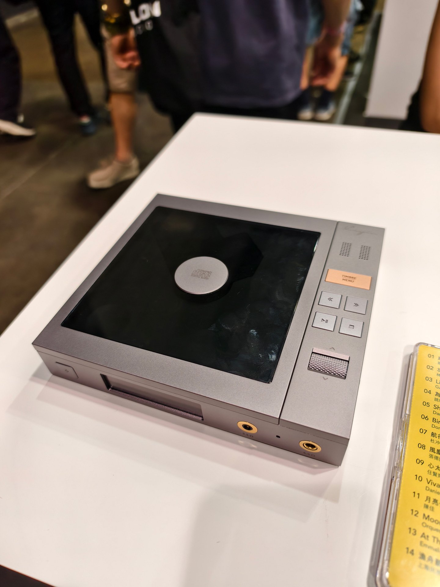 一年一度的「香港高級視聽展」再度掀起音響界的熱情，吸引了無數發燒友蜂擁而上。展覽現場，各大品牌與代理商摩拳擦掌，爭相展示最新、最頂尖的個人音響產品，琳瑯滿目的選擇令人眼花繚亂，試聽體驗更是目不暇給，讓人根本無法一一細聽。今次，我們特別挑選了多款備受矚目的熱門產品，讓你在入場時更加得心應手。