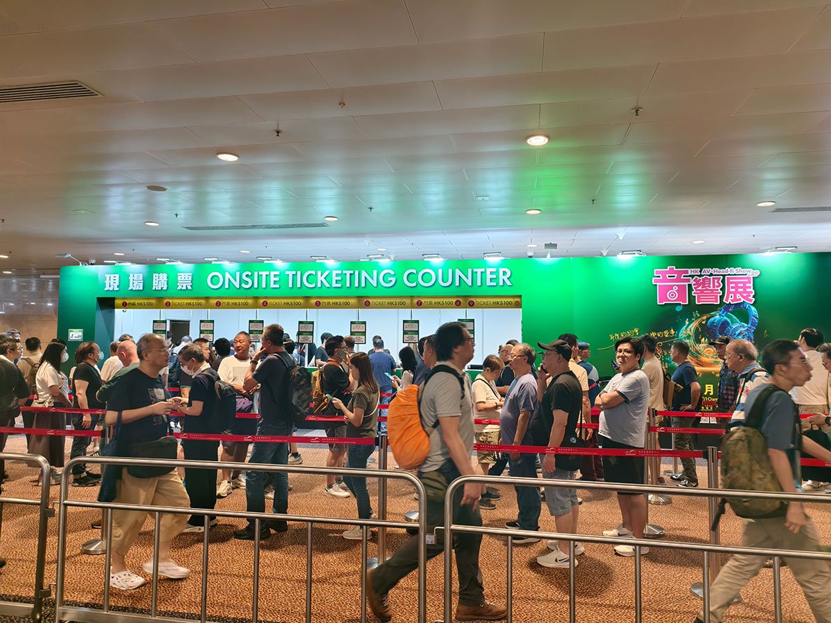 「香港高級視聽展 2025」於 8 月 8 日 至 10 日正式在灣仔會展舉行，今年繼續有眾多新品，甚至是首次亮相以至是原型機在會場展出，讓到場朋友可以搶先試玩。另外，由早幾年開始視聽展的 Hall 3 主場館已經逐漸被耳機、DAP 等便攜音響產品佔據，今年就更加明顯，甚至反而讓 2 樓和 4 樓的音響展區更加擠逼，有點始料不及。