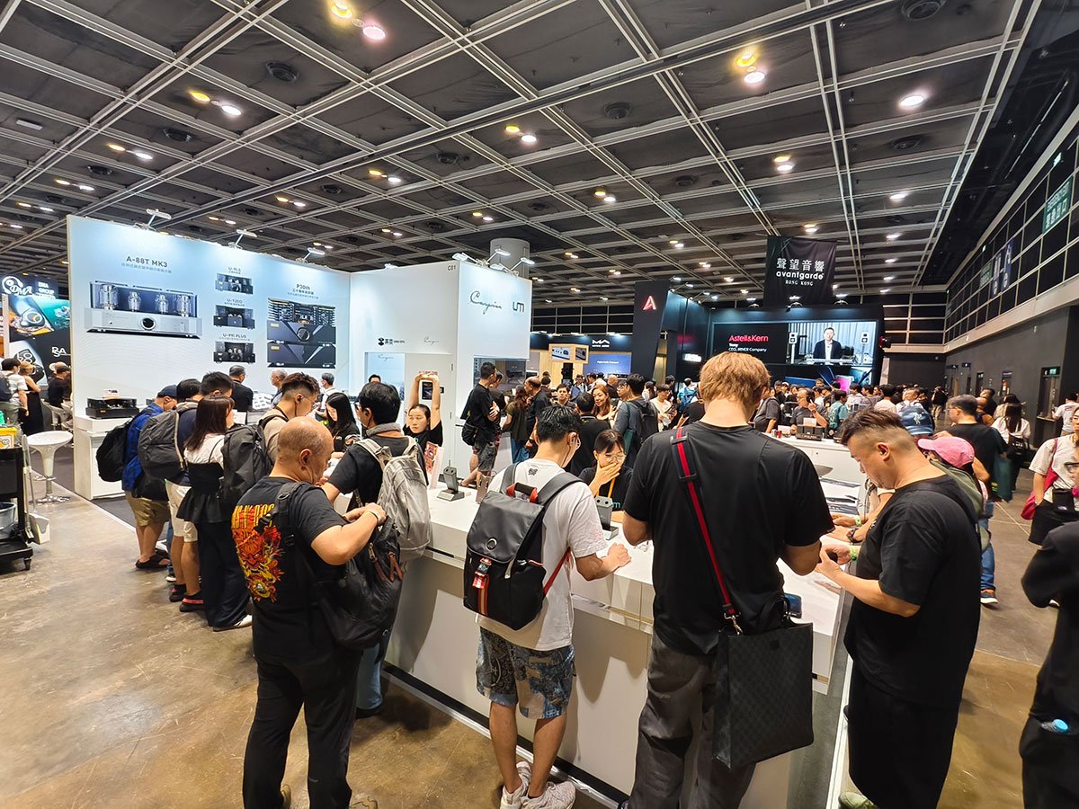 「香港高級視聽展 2025」於 8 月 8 日 至 10 日正式在灣仔會展舉行，今年繼續有眾多新品，甚至是首次亮相以至是原型機在會場展出，讓到場朋友可以搶先試玩。另外，由早幾年開始視聽展的 Hall 3 主場館已經逐漸被耳機、DAP 等便攜音響產品佔據，今年就更加明顯，甚至反而讓 2 樓和 4 樓的音響展區更加擠逼，有點始料不及。