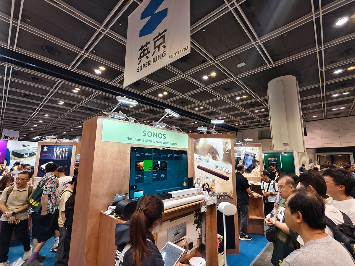 「香港高級視聽展 2025」於 8 月 8 日 至 10 日正式在灣仔會展舉行，今年繼續有眾多新品，甚至是首次亮相以至是原型機在會場展出，讓到場朋友可以搶先試玩。另外，由早幾年開始視聽展的 Hall 3 主場館已經逐漸被耳機、DAP 等便攜音響產品佔據，今年就更加明顯，甚至反而讓 2 樓和 4 樓的音響展區更加擠逼，有點始料不及。