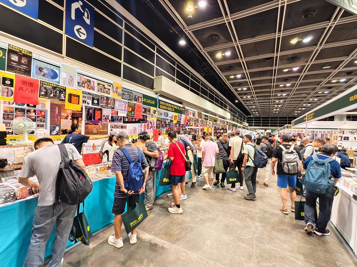 「香港高級視聽展 2025」於 8 月 8 日 至 10 日正式在灣仔會展舉行，今年繼續有眾多新品，甚至是首次亮相以至是原型機在會場展出，讓到場朋友可以搶先試玩。另外，由早幾年開始視聽展的 Hall 3 主場館已經逐漸被耳機、DAP 等便攜音響產品佔據，今年就更加明顯，甚至反而讓 2 樓和 4 樓的音響展區更加擠逼，有點始料不及。