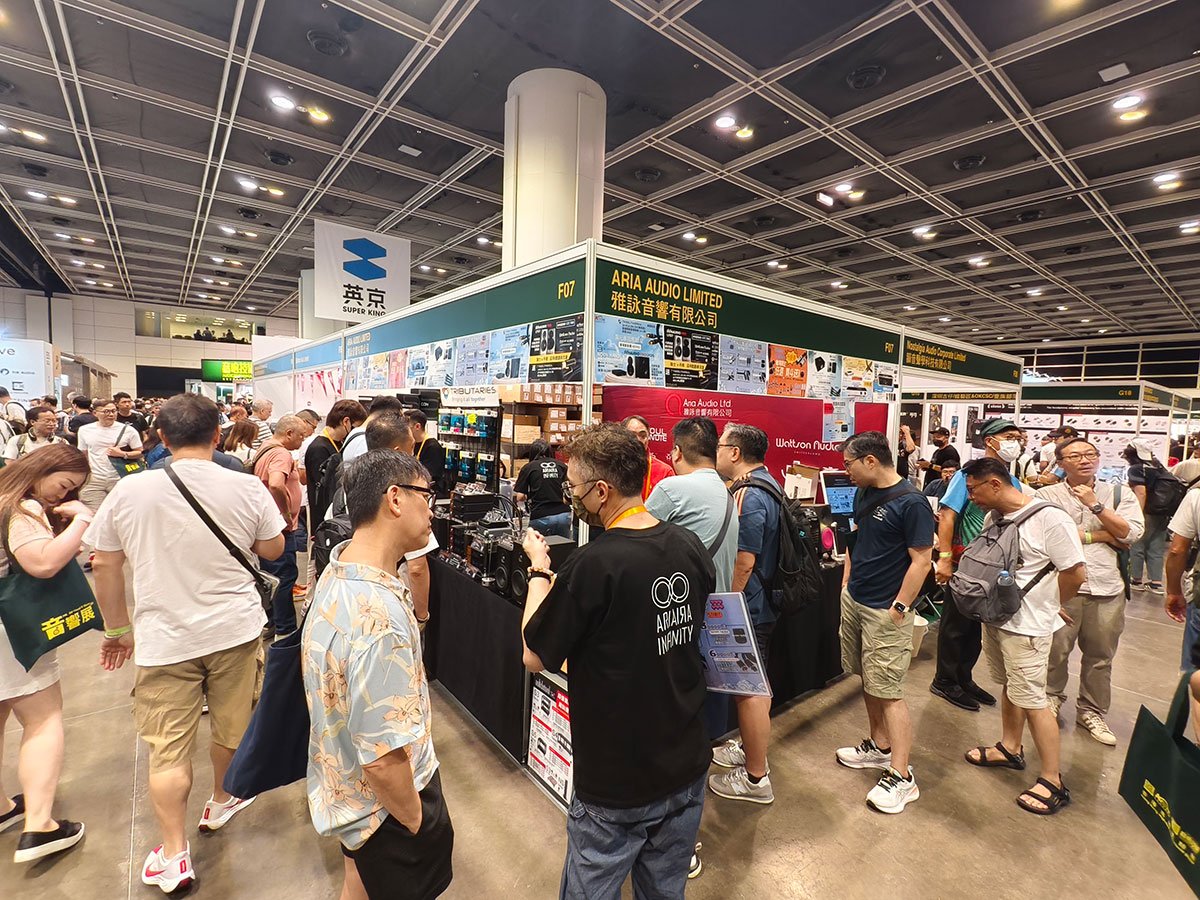 「香港高級視聽展 2025」於 8 月 8 日 至 10 日正式在灣仔會展舉行，今年繼續有眾多新品，甚至是首次亮相以至是原型機在會場展出，讓到場朋友可以搶先試玩。另外，由早幾年開始視聽展的 Hall 3 主場館已經逐漸被耳機、DAP 等便攜音響產品佔據，今年就更加明顯，甚至反而讓 2 樓和 4 樓的音響展區更加擠逼，有點始料不及。