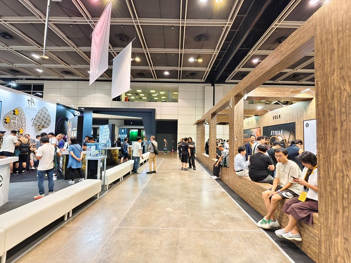 「香港高級視聽展 2025」於 8 月 8 日 至 10 日正式在灣仔會展舉行，今年繼續有眾多新品，甚至是首次亮相以至是原型機在會場展出，讓到場朋友可以搶先試玩。另外，由早幾年開始視聽展的 Hall 3 主場館已經逐漸被耳機、DAP 等便攜音響產品佔據，今年就更加明顯，甚至反而讓 2 樓和 4 樓的音響展區更加擠逼，有點始料不及。
