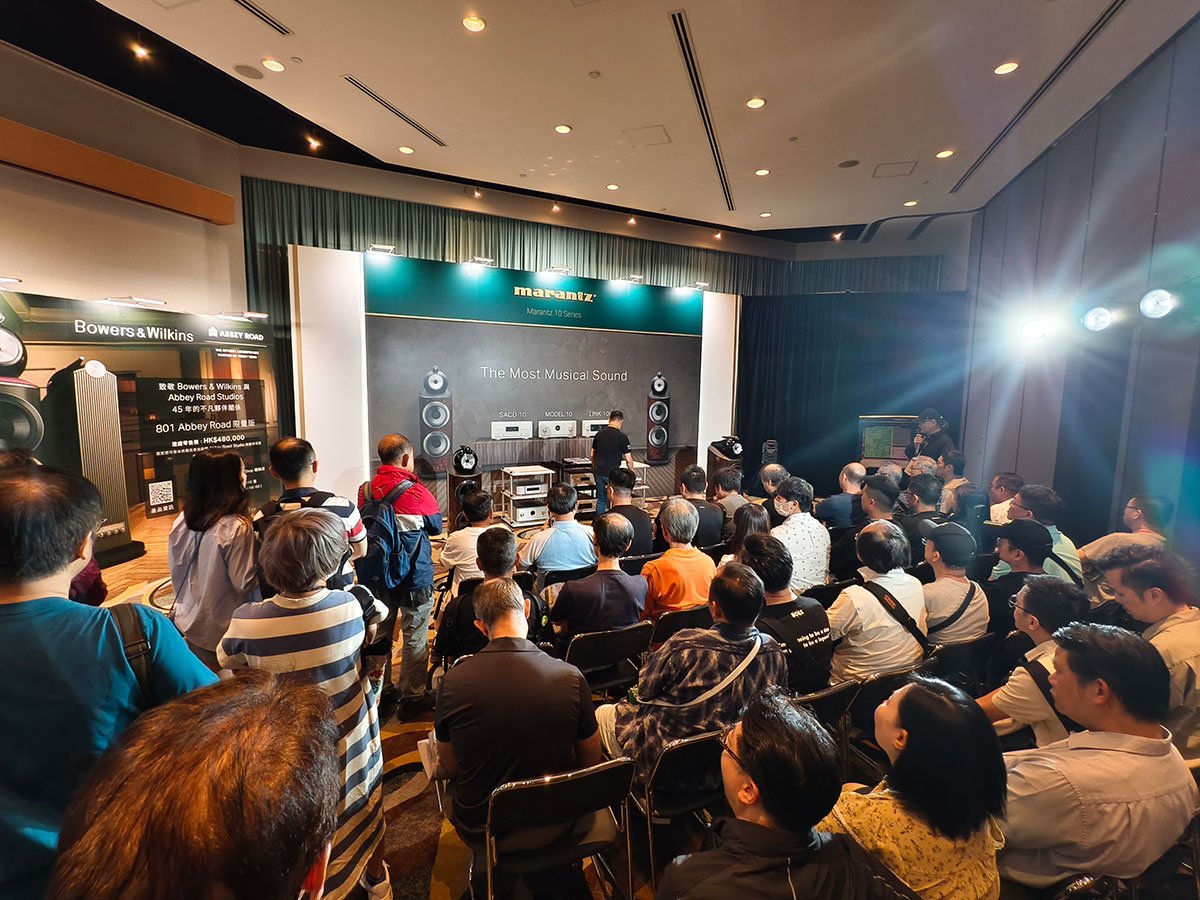 「香港高級視聽展 2025」於 8 月 8 日 至 10 日正式在灣仔會展舉行，今年繼續有眾多新品，甚至是首次亮相以至是原型機在會場展出，讓到場朋友可以搶先試玩。另外，由早幾年開始視聽展的 Hall 3 主場館已經逐漸被耳機、DAP 等便攜音響產品佔據，今年就更加明顯，甚至反而讓 2 樓和 4 樓的音響展區更加擠逼，有點始料不及。