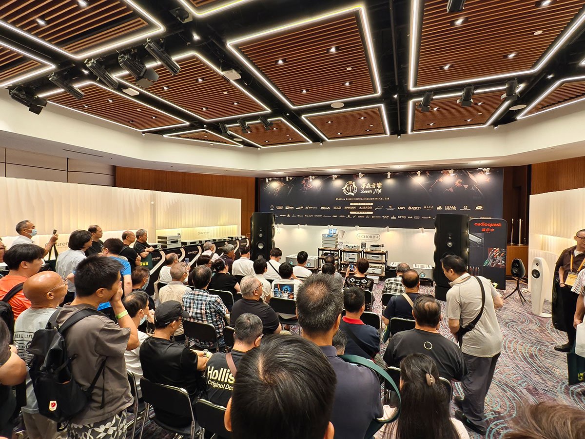 「香港高級視聽展 2025」於 8 月 8 日 至 10 日正式在灣仔會展舉行，今年繼續有眾多新品，甚至是首次亮相以至是原型機在會場展出，讓到場朋友可以搶先試玩。另外，由早幾年開始視聽展的 Hall 3 主場館已經逐漸被耳機、DAP 等便攜音響產品佔據，今年就更加明顯，甚至反而讓 2 樓和 4 樓的音響展區更加擠逼，有點始料不及。