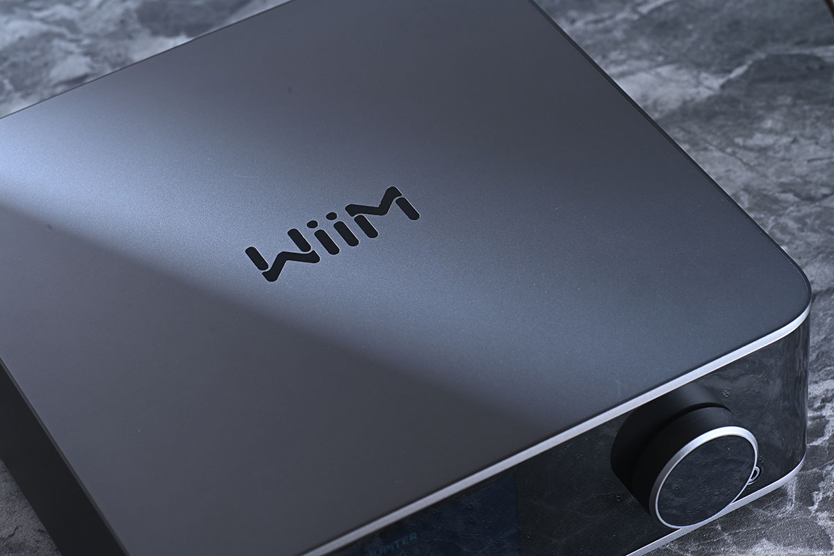 講到近年網絡音樂串流器材當中，崛起最迅速的品牌之一絕對就是 WiiM，實惠的價錢、豐富的功能，讓 WiiM 的串流產品吸引了不少入門和升級用家。而隨著串流平台的選擇愈來愈豐富，兼容性一向相當高的 WiiM 就顯得更加吸引。今次借到手測試的 Amp Pro 就集串流放大於一身，駁對喇叭就可以聽歌，Ultra 則可以配搭擴音機或者主動式喇叭使用，今次就同大家詳細測試一下。
