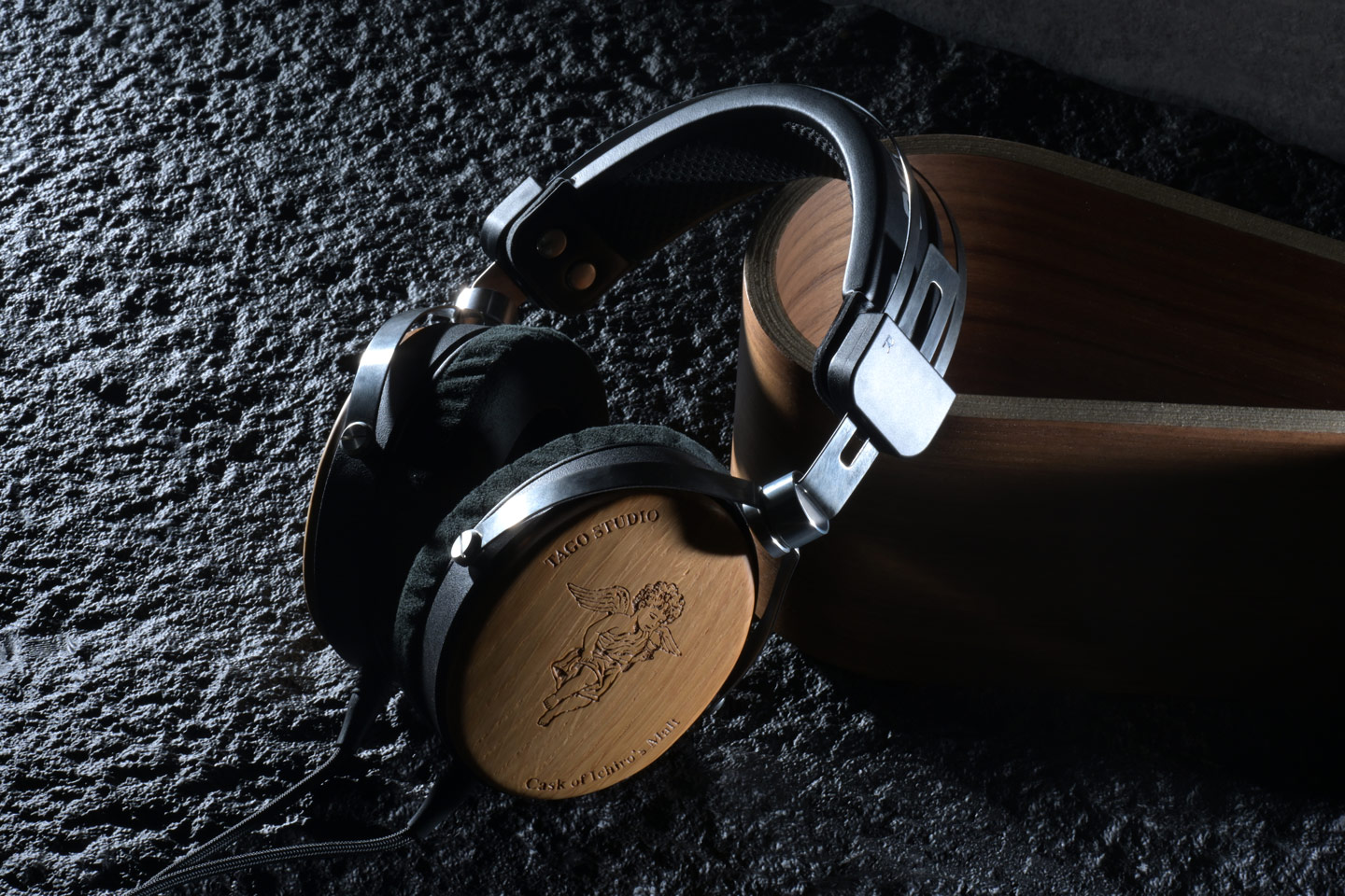 【評測】Tago Studio × Ichiro’s Malt - T3-01 Historic Phone：酒桶木材的天然質感