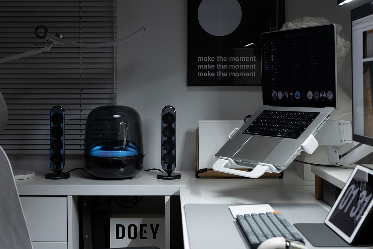 Harman Kardon Soundsticks 系列透明喇叭可算是其中一套最經典的桌面喇叭，甚至被享譽全球的紐約現代藝術博物館（MoMA）永久收藏。弧形透明的機身設計型格獨特，除了是喇叭，也是少有被載入設計史冊的工業藝術傑作之一。今次這個經典系列終於迎來了新一代， Soundsticks 5 加入了更強的聲效、更幻彩的燈光，還有更豐富連接。究竟除了外形之外，實際的聆聽和操作體驗如何，今次就詳細測試一下。