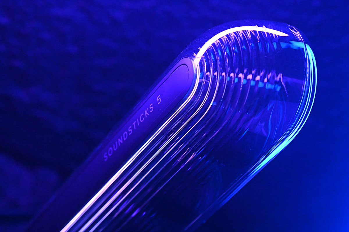 Harman Kardon Soundsticks 系列透明喇叭可算是其中一套最經典的桌面喇叭，甚至被享譽全球的紐約現代藝術博物館（MoMA）永久收藏。弧形透明的機身設計型格獨特，除了是喇叭，也是少有被載入設計史冊的工業藝術傑作之一。今次這個經典系列終於迎來了新一代， Soundsticks 5 加入了更強的聲效、更幻彩的燈光，還有更豐富連接。究竟除了外形之外，實際的聆聽和操作體驗如何，今次就詳細測試一下。