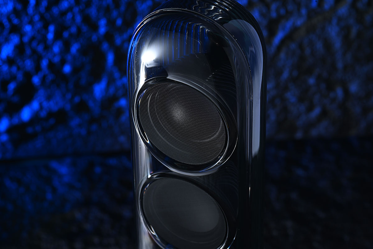 Harman Kardon Soundsticks 系列透明喇叭可算是其中一套最經典的桌面喇叭，甚至被享譽全球的紐約現代藝術博物館（MoMA）永久收藏。弧形透明的機身設計型格獨特，除了是喇叭，也是少有被載入設計史冊的工業藝術傑作之一。今次這個經典系列終於迎來了新一代， Soundsticks 5 加入了更強的聲效、更幻彩的燈光，還有更豐富連接。究竟除了外形之外，實際的聆聽和操作體驗如何，今次就詳細測試一下。