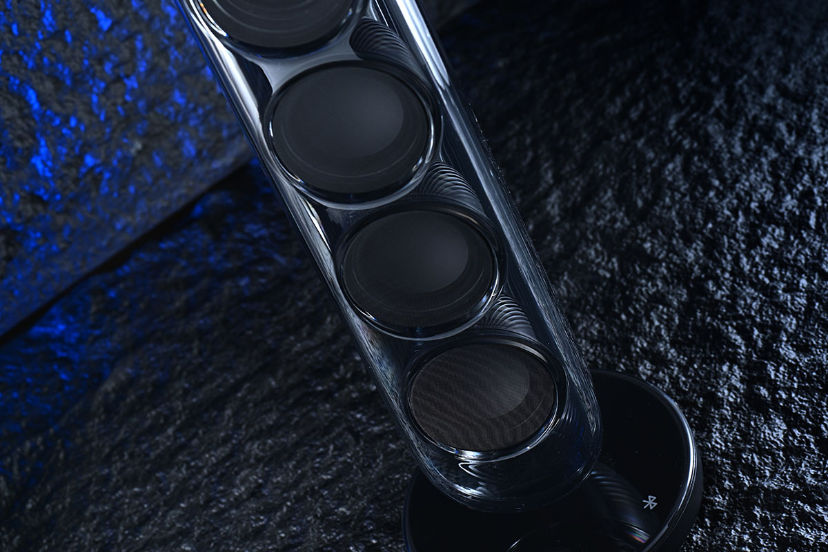 Harman Kardon Soundsticks 系列透明喇叭可算是其中一套最經典的桌面喇叭，甚至被享譽全球的紐約現代藝術博物館（MoMA）永久收藏。弧形透明的機身設計型格獨特，除了是喇叭，也是少有被載入設計史冊的工業藝術傑作之一。今次這個經典系列終於迎來了新一代， Soundsticks 5 加入了更強的聲效、更幻彩的燈光，還有更豐富連接。究竟除了外形之外，實際的聆聽和操作體驗如何，今次就詳細測試一下。