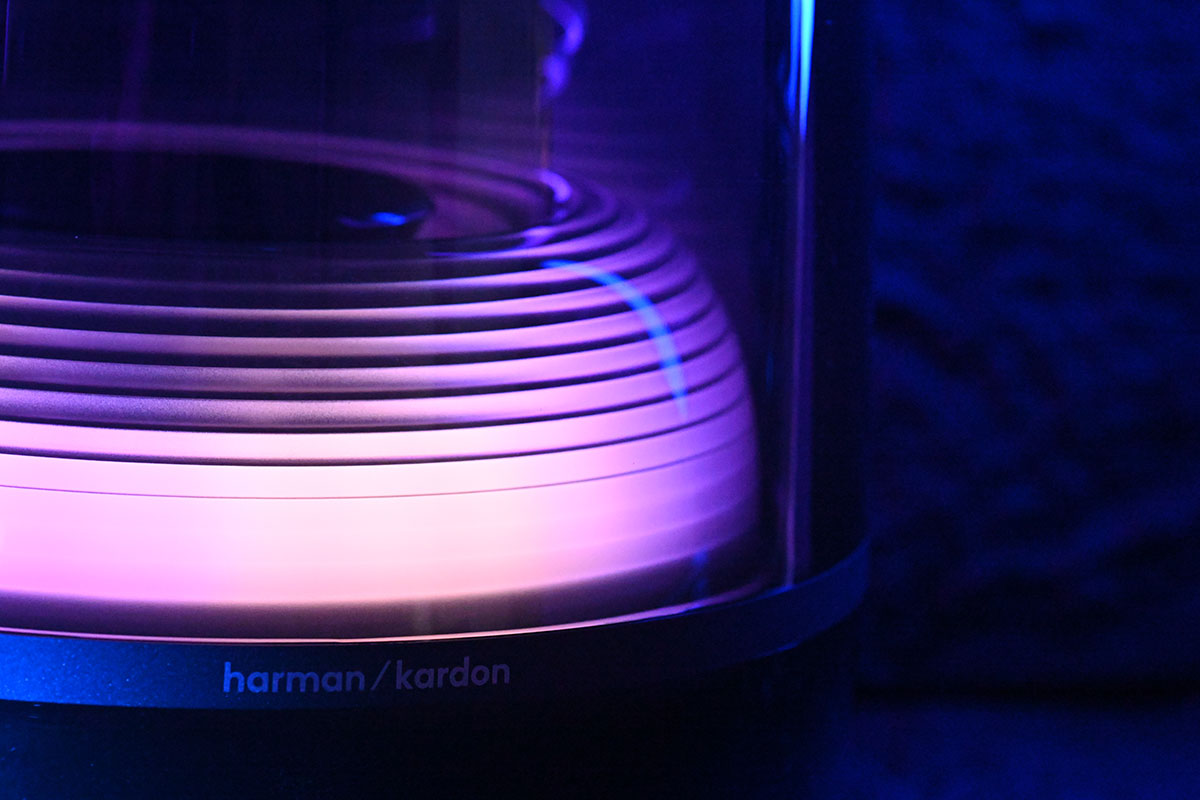Harman Kardon Soundsticks 系列透明喇叭可算是其中一套最經典的桌面喇叭，甚至被享譽全球的紐約現代藝術博物館（MoMA）永久收藏。弧形透明的機身設計型格獨特，除了是喇叭，也是少有被載入設計史冊的工業藝術傑作之一。今次這個經典系列終於迎來了新一代， Soundsticks 5 加入了更強的聲效、更幻彩的燈光，還有更豐富連接。究竟除了外形之外，實際的聆聽和操作體驗如何，今次就詳細測試一下。