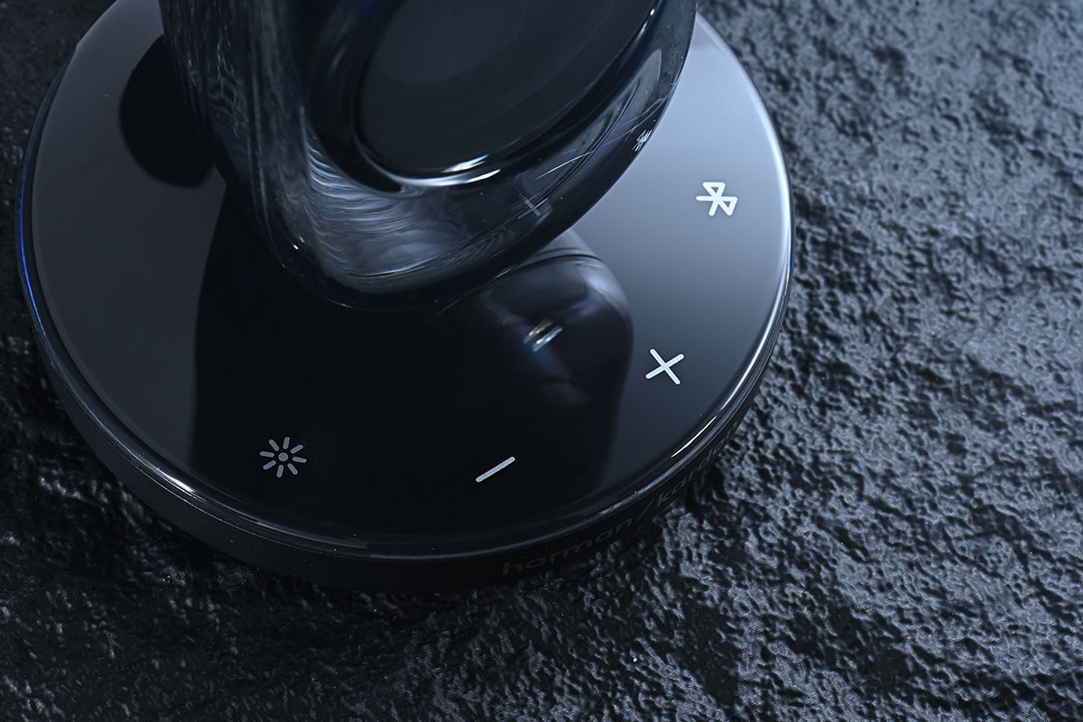 Harman Kardon Soundsticks 系列透明喇叭可算是其中一套最經典的桌面喇叭，甚至被享譽全球的紐約現代藝術博物館（MoMA）永久收藏。弧形透明的機身設計型格獨特，除了是喇叭，也是少有被載入設計史冊的工業藝術傑作之一。今次這個經典系列終於迎來了新一代， Soundsticks 5 加入了更強的聲效、更幻彩的燈光，還有更豐富連接。究竟除了外形之外，實際的聆聽和操作體驗如何，今次就詳細測試一下。