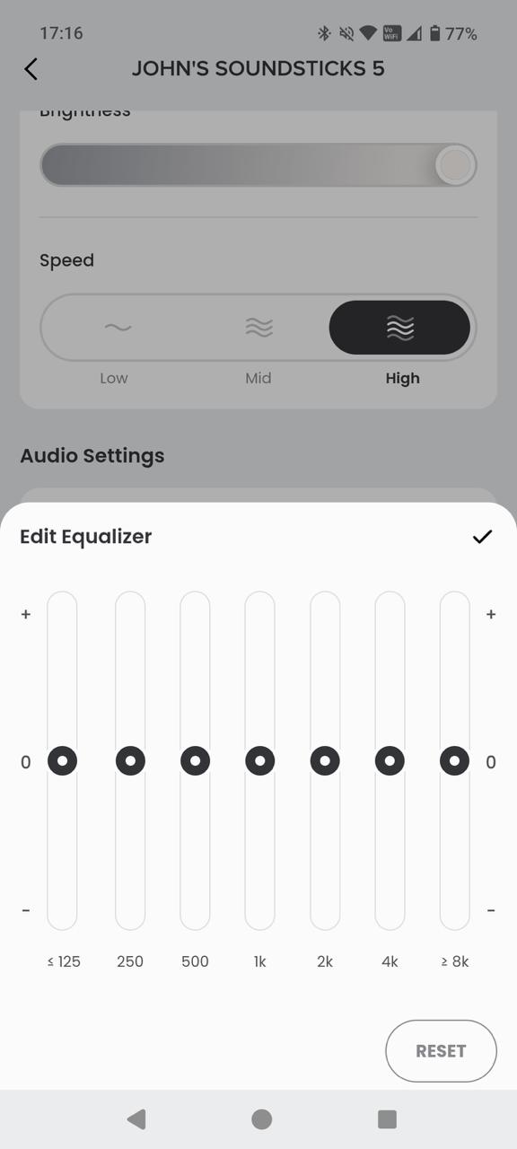 Harman Kardon Soundsticks 系列透明喇叭可算是其中一套最經典的桌面喇叭，甚至被享譽全球的紐約現代藝術博物館（MoMA）永久收藏。弧形透明的機身設計型格獨特，除了是喇叭，也是少有被載入設計史冊的工業藝術傑作之一。今次這個經典系列終於迎來了新一代， Soundsticks 5 加入了更強的聲效、更幻彩的燈光，還有更豐富連接。究竟除了外形之外，實際的聆聽和操作體驗如何，今次就詳細測試一下。
