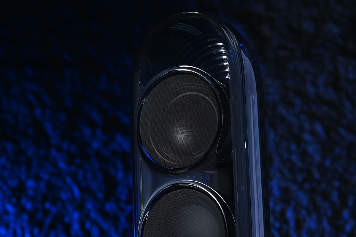 Harman Kardon Soundsticks 系列透明喇叭可算是其中一套最經典的桌面喇叭，甚至被享譽全球的紐約現代藝術博物館（MoMA）永久收藏。弧形透明的機身設計型格獨特，除了是喇叭，也是少有被載入設計史冊的工業藝術傑作之一。今次這個經典系列終於迎來了新一代， Soundsticks 5 加入了更強的聲效、更幻彩的燈光，還有更豐富連接。究竟除了外形之外，實際的聆聽和操作體驗如何，今次就詳細測試一下。