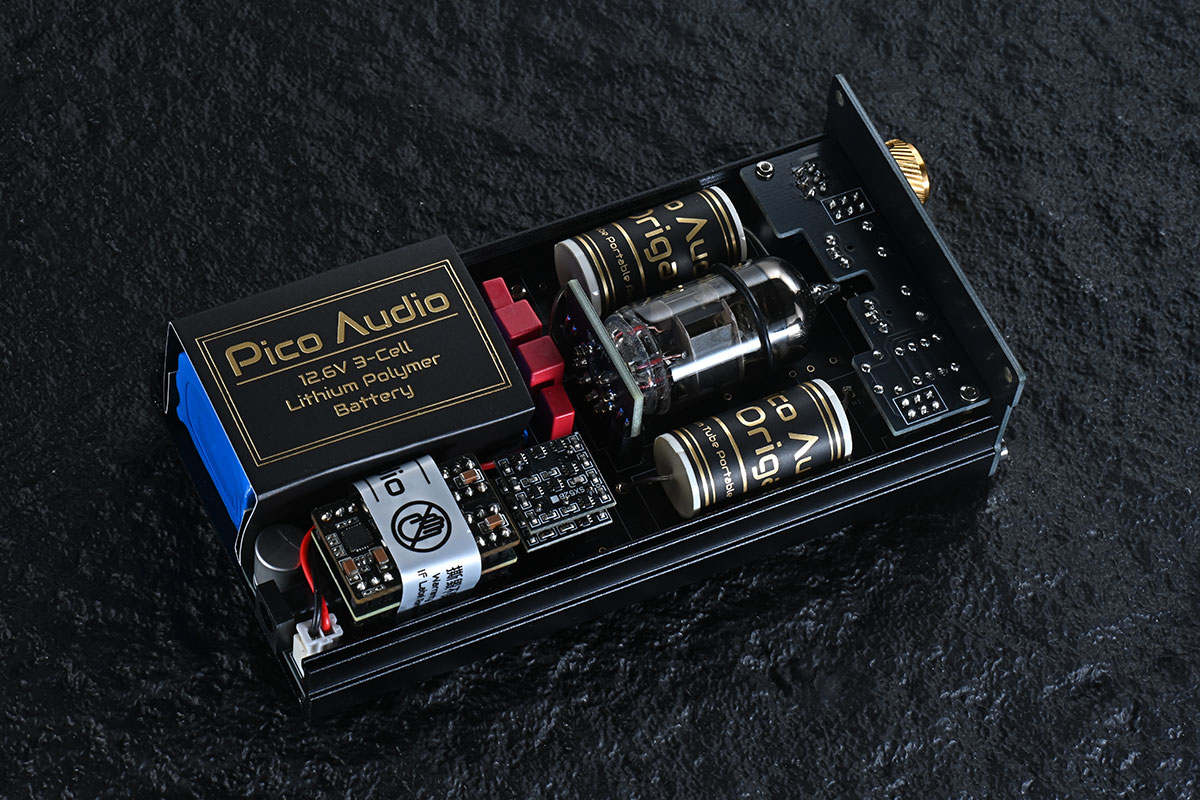 有接觸本地 Head-Fi 市場和產品的朋友，對 Pico Audio Orgia 這款便攜耳擴可能都有印象，可更換真空管設計、香港製造、中頻和人聲效果一流，不過當時只是極少量生產，試過和擁有的朋友不多。今次 Pico Audio 帶來的 Origa FE 則可算是「量產升級版」，是真正世界首創全分立可更換真空管混合便攜耳機放大器，究竟在原作的基礎上可以帶來什麼新突破？音色又是否真的那麼吸引？今次就來詳細試一下。