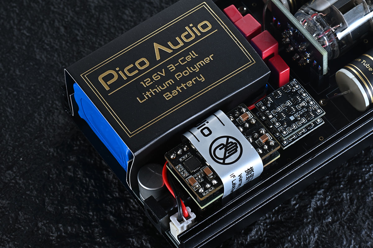 有接觸本地 Head-Fi 市場和產品的朋友，對 Pico Audio Orgia 這款便攜耳擴可能都有印象，可更換真空管設計、香港製造、中頻和人聲效果一流，不過當時只是極少量生產，試過和擁有的朋友不多。今次 Pico Audio 帶來的 Origa FE 則可算是「量產升級版」，是真正世界首創全分立可更換真空管混合便攜耳機放大器，究竟在原作的基礎上可以帶來什麼新突破？音色又是否真的那麼吸引？今次就來詳細試一下。