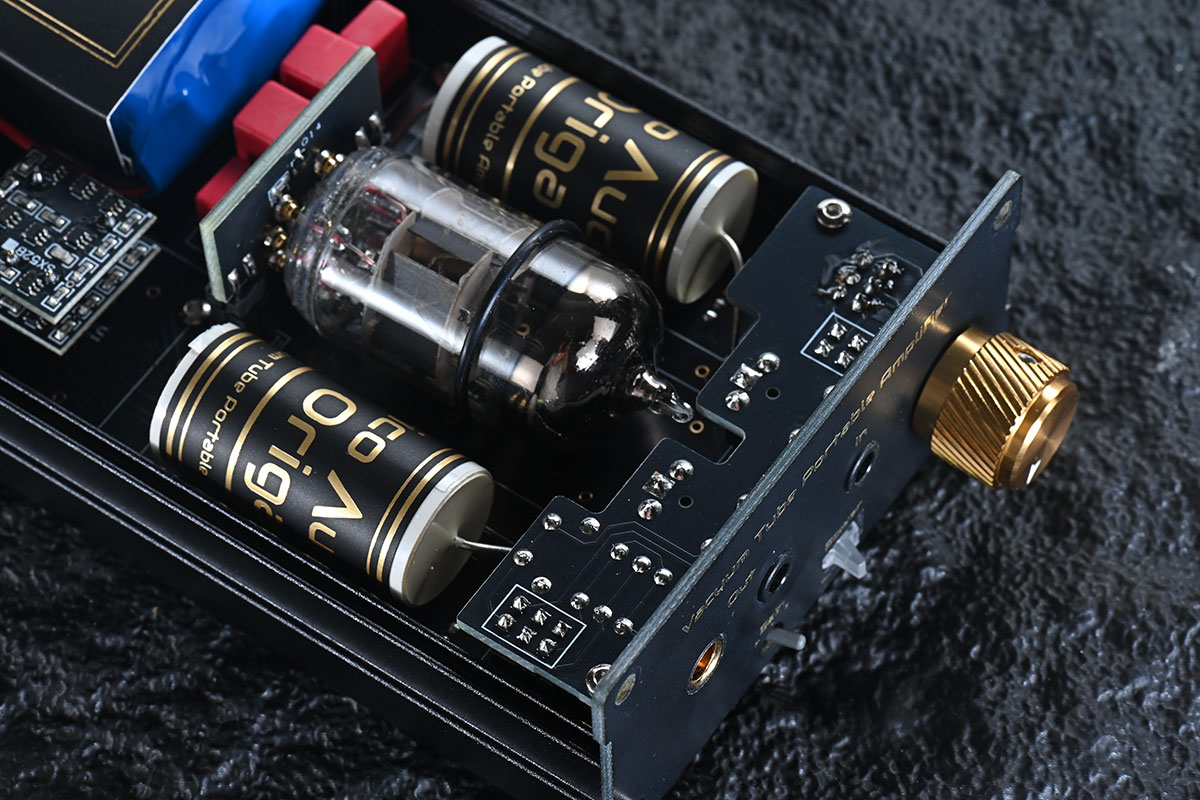 有接觸本地 Head-Fi 市場和產品的朋友，對 Pico Audio Orgia 這款便攜耳擴可能都有印象，可更換真空管設計、香港製造、中頻和人聲效果一流，不過當時只是極少量生產，試過和擁有的朋友不多。今次 Pico Audio 帶來的 Origa FE 則可算是「量產升級版」，是真正世界首創全分立可更換真空管混合便攜耳機放大器，究竟在原作的基礎上可以帶來什麼新突破？音色又是否真的那麼吸引？今次就來詳細試一下。