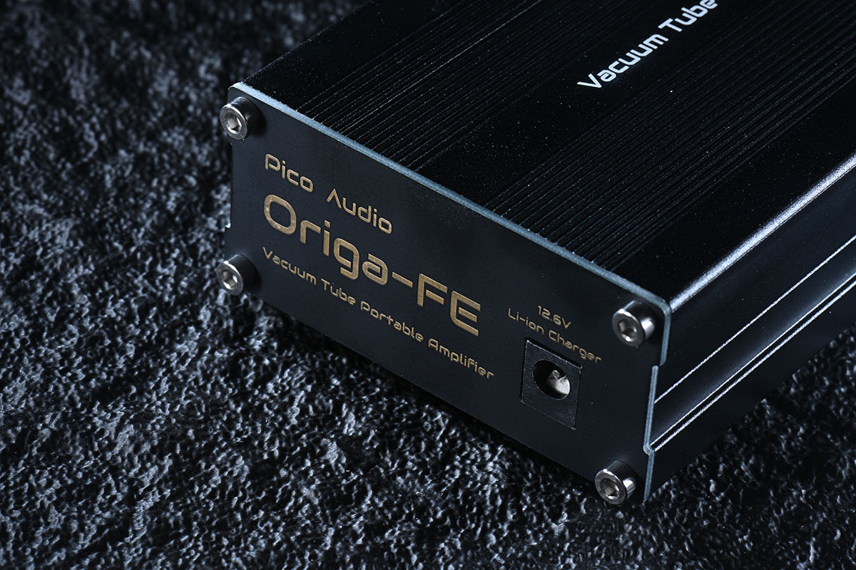 有接觸本地 Head-Fi 市場和產品的朋友，對 Pico Audio Orgia 這款便攜耳擴可能都有印象，可更換真空管設計、香港製造、中頻和人聲效果一流，不過當時只是極少量生產，試過和擁有的朋友不多。今次 Pico Audio 帶來的 Origa FE 則可算是「量產升級版」，是真正世界首創全分立可更換真空管混合便攜耳機放大器，究竟在原作的基礎上可以帶來什麼新突破？音色又是否真的那麼吸引？今次就來詳細試一下。