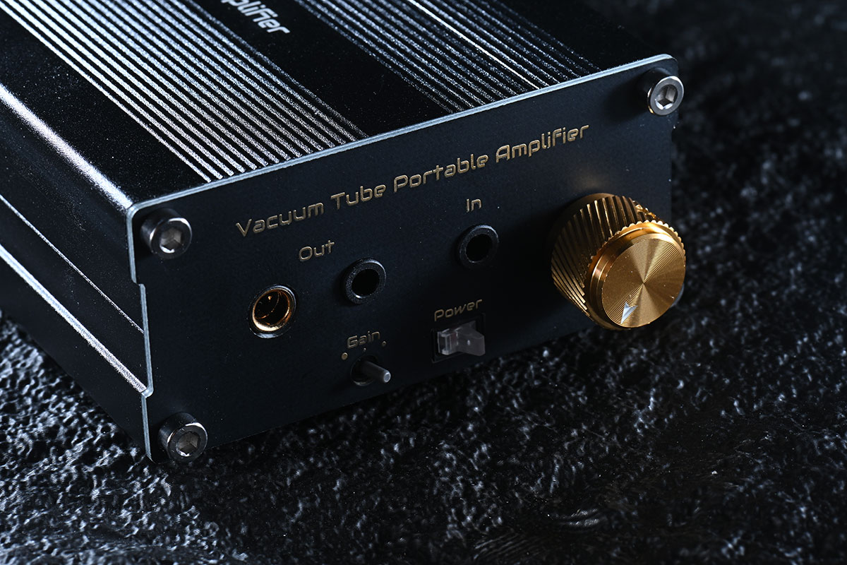 有接觸本地 Head-Fi 市場和產品的朋友，對 Pico Audio Orgia 這款便攜耳擴可能都有印象，可更換真空管設計、香港製造、中頻和人聲效果一流，不過當時只是極少量生產，試過和擁有的朋友不多。今次 Pico Audio 帶來的 Origa FE 則可算是「量產升級版」，是真正世界首創全分立可更換真空管混合便攜耳機放大器，究竟在原作的基礎上可以帶來什麼新突破？音色又是否真的那麼吸引？今次就來詳細試一下。