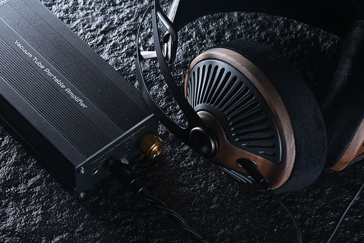有接觸本地 Head-Fi 市場和產品的朋友，對 Pico Audio Orgia 這款便攜耳擴可能都有印象，可更換真空管設計、香港製造、中頻和人聲效果一流，不過當時只是極少量生產，試過和擁有的朋友不多。今次 Pico Audio 帶來的 Origa FE 則可算是「量產升級版」，是真正世界首創全分立可更換真空管混合便攜耳機放大器，究竟在原作的基礎上可以帶來什麼新突破？音色又是否真的那麼吸引？今次就來詳細試一下。