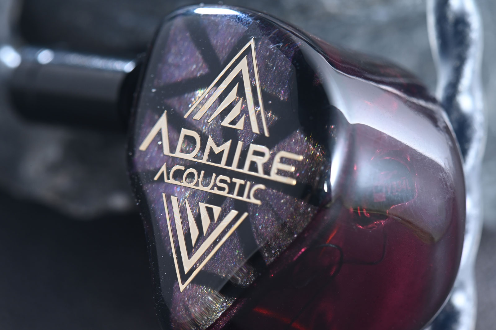 Admire Acoustic 是由音響工程師 Bradley 親自創立的品牌，而 NOVA 正是這段旅程的第一件作品，也是品牌精神的結晶。這位執著於真實音樂質感的工程師對當今耳機市場上過於冷靜、缺乏生命力的聲音感到不滿足，於是在 2020 年把自己關在實驗室裡，反覆調整、修正與再創造，只為追尋「如舞台般有生命力」的聲音。經過兩年研發與上百次細節調整，NOVA 最終誕生&mdash;&mdash;一款將聲學性能與美學設計無縫融合的入耳式耳機。