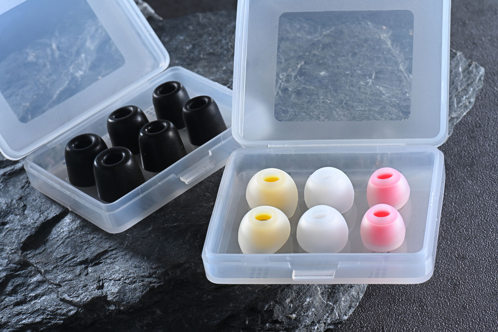 Admire Acoustic 是由音響工程師 Bradley 親自創立的品牌，而 NOVA 正是這段旅程的第一件作品，也是品牌精神的結晶。這位執著於真實音樂質感的工程師對當今耳機市場上過於冷靜、缺乏生命力的聲音感到不滿足，於是在 2020 年把自己關在實驗室裡，反覆調整、修正與再創造，只為追尋「如舞台般有生命力」的聲音。經過兩年研發與上百次細節調整，NOVA 最終誕生&mdash;&mdash;一款將聲學性能與美學設計無縫融合的入耳式耳機。