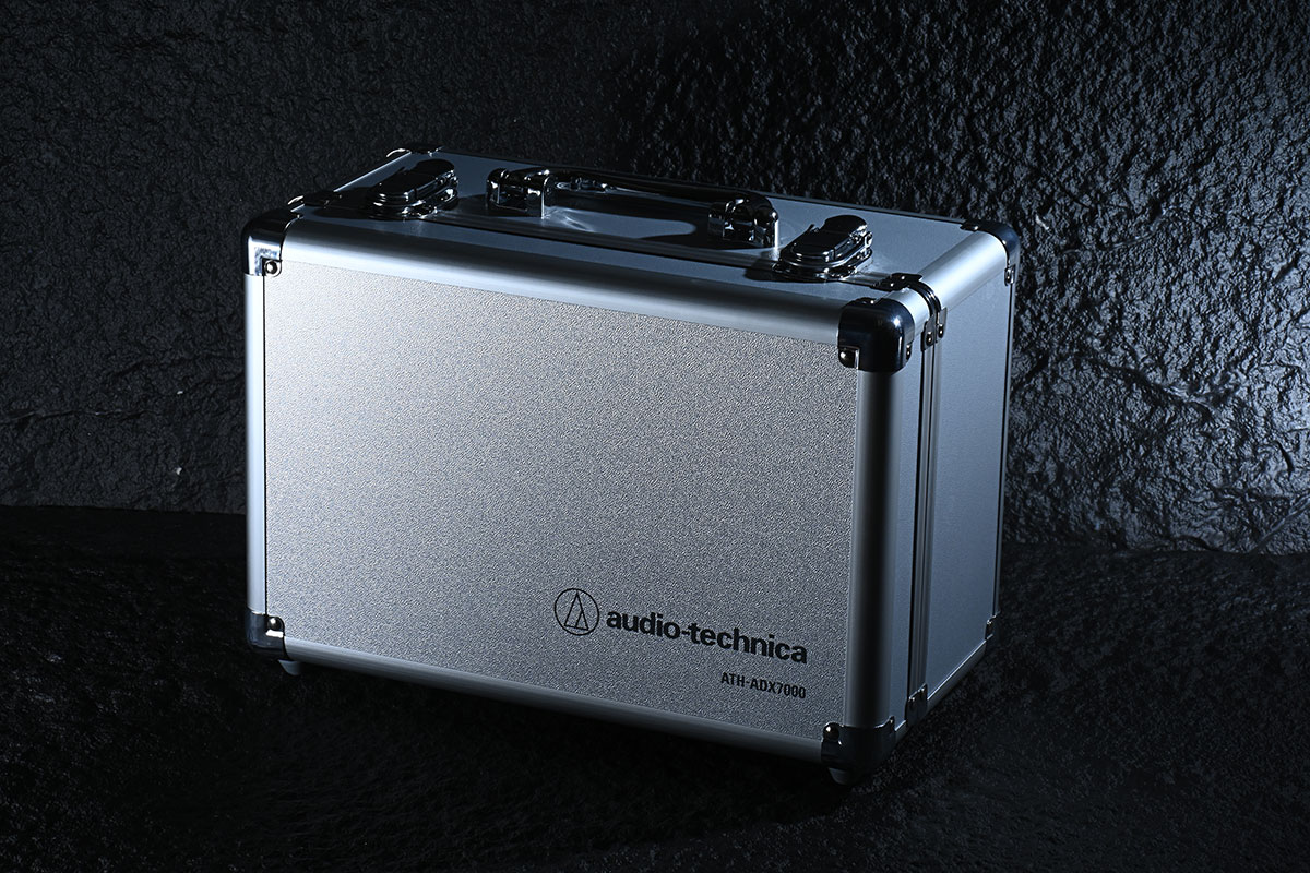 Audio-Techinca 在今年視聽展上現身的神秘旗艦耳機，就是今次測試的空氣動圈耳筒 ATH-ADX7000，在日本設計和製造的這款旗艦開放式耳機，可說凝聚了 Audio-Technica 超過 60 餘年的電聲學技術，廠方表示可以提供真正純淨、自然和精準的聽音體驗。而借到手實際試用的效果，的確讓人十分驚喜，相信是日本原廠作更深入調整後的效果，甚至比起在視聽展上初試更好。