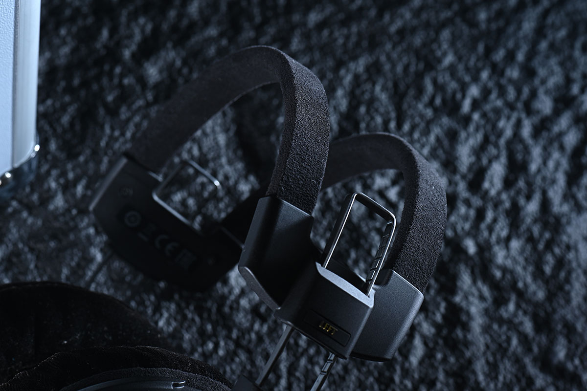 Audio-Techinca 在今年視聽展上現身的神秘旗艦耳機，就是今次測試的空氣動圈耳筒 ATH-ADX7000，在日本設計和製造的這款旗艦開放式耳機，可說凝聚了 Audio-Technica 超過 60 餘年的電聲學技術，廠方表示可以提供真正純淨、自然和精準的聽音體驗。而借到手實際試用的效果，的確讓人十分驚喜，相信是日本原廠作更深入調整後的效果，甚至比起在視聽展上初試更好。
